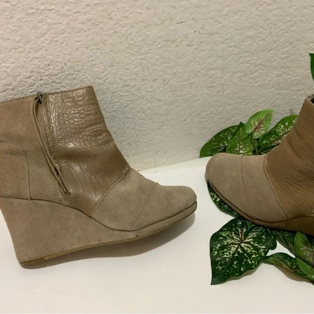 Toms Desert Wedge High Zip Up Womens 9 Taupe Suede Embossed Croc Ankle Boots